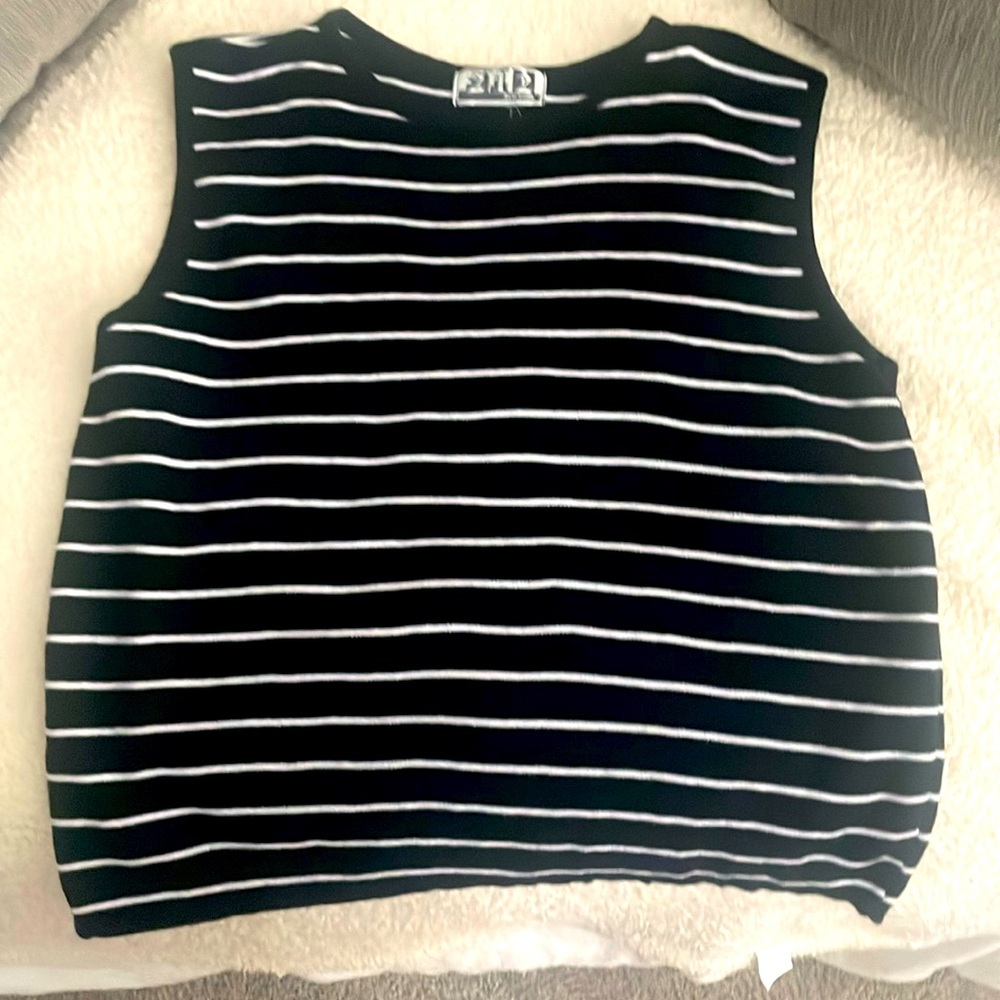 Women’s‎ 212 New York Vintage sleeveless striped black and white  knit top.